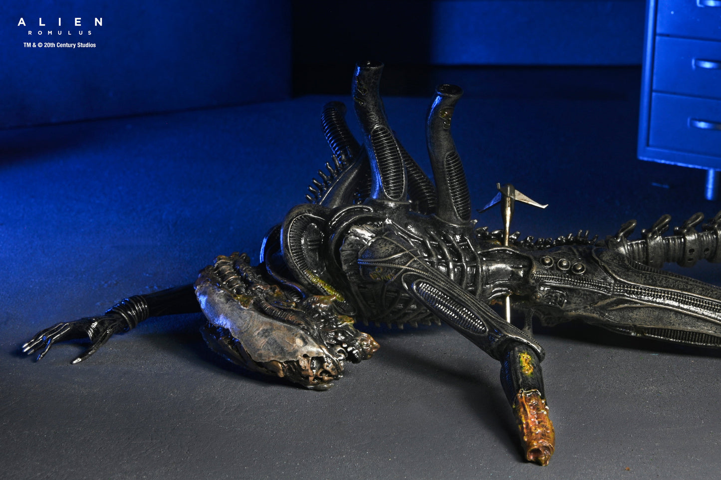 DELUXE SUSPENDED LAB XENOMORPH XX121 SCALE ACTION FIGURA 18 CM ALIEN ROMULUS