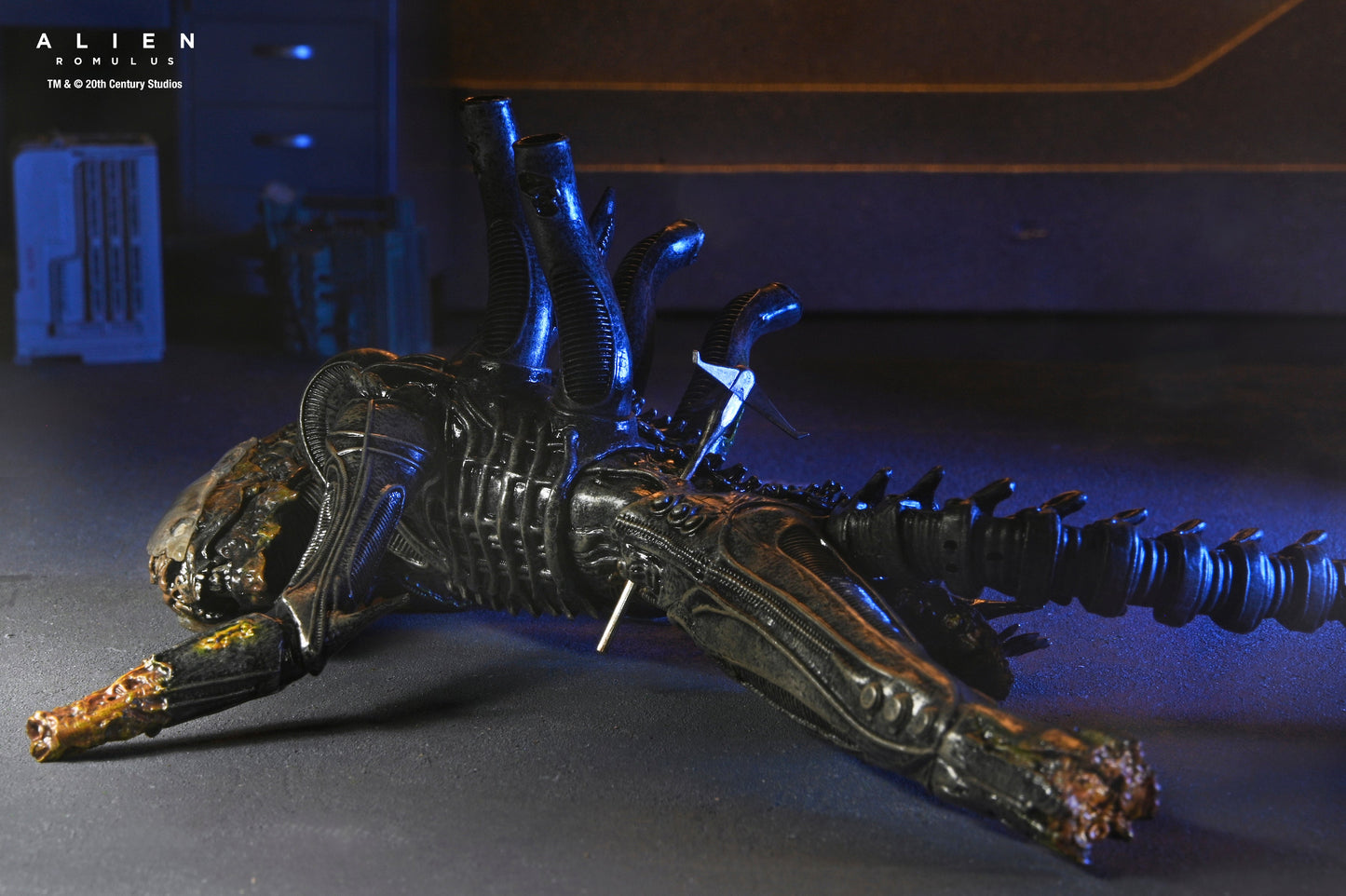DELUXE SUSPENDED LAB XENOMORPH XX121 SCALE ACTION FIGURA 18 CM ALIEN ROMULUS
