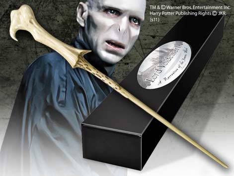 REPLICA THE NOBLE COLLECTION HARRY POTTER LORD VOLDEMORT VARITA CON CAJA Y PLACA DE IDENTIFICACION
