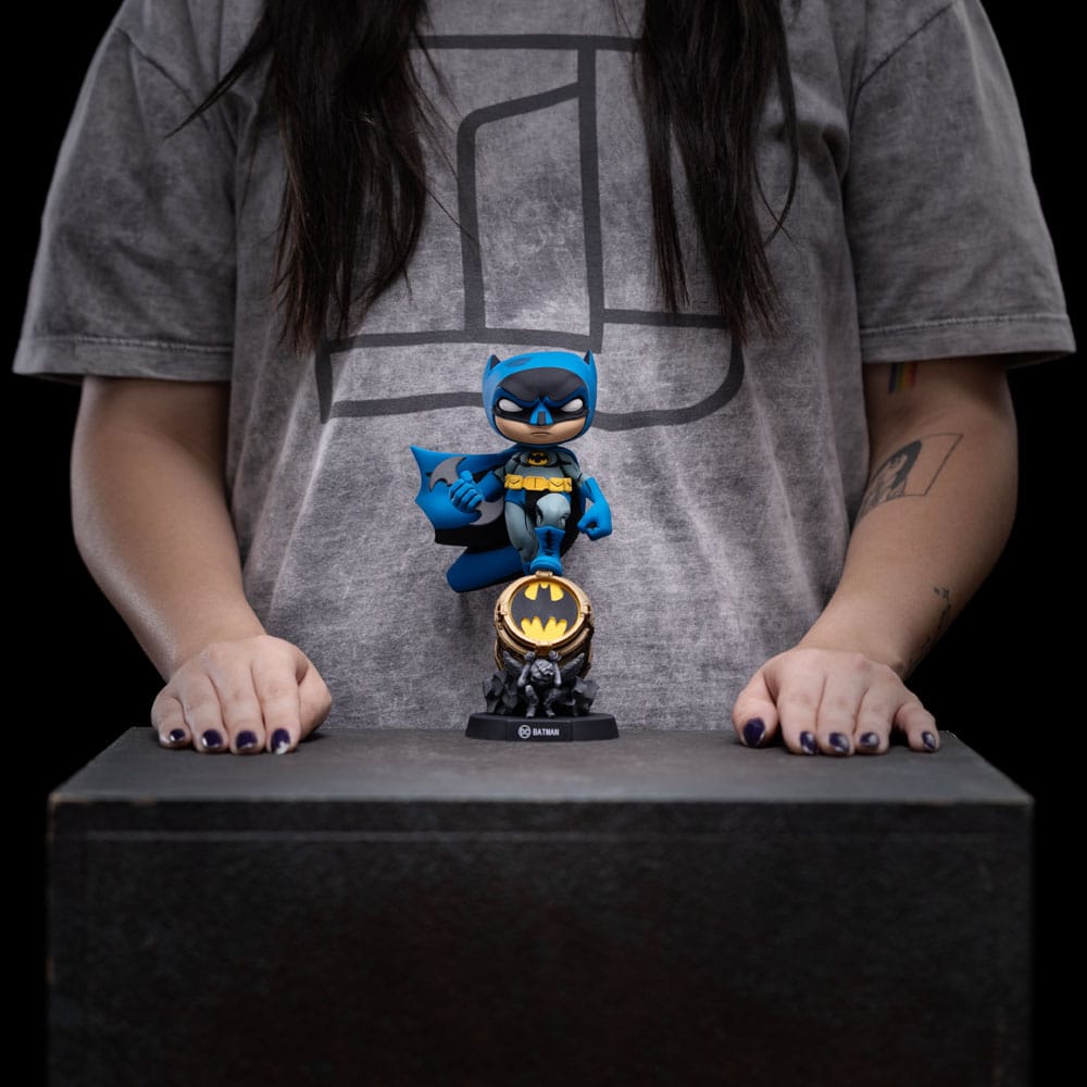 Batman Minifigura Mini Co. PVC Batman on Bat-Signal (Blue Variant) 15 cm
