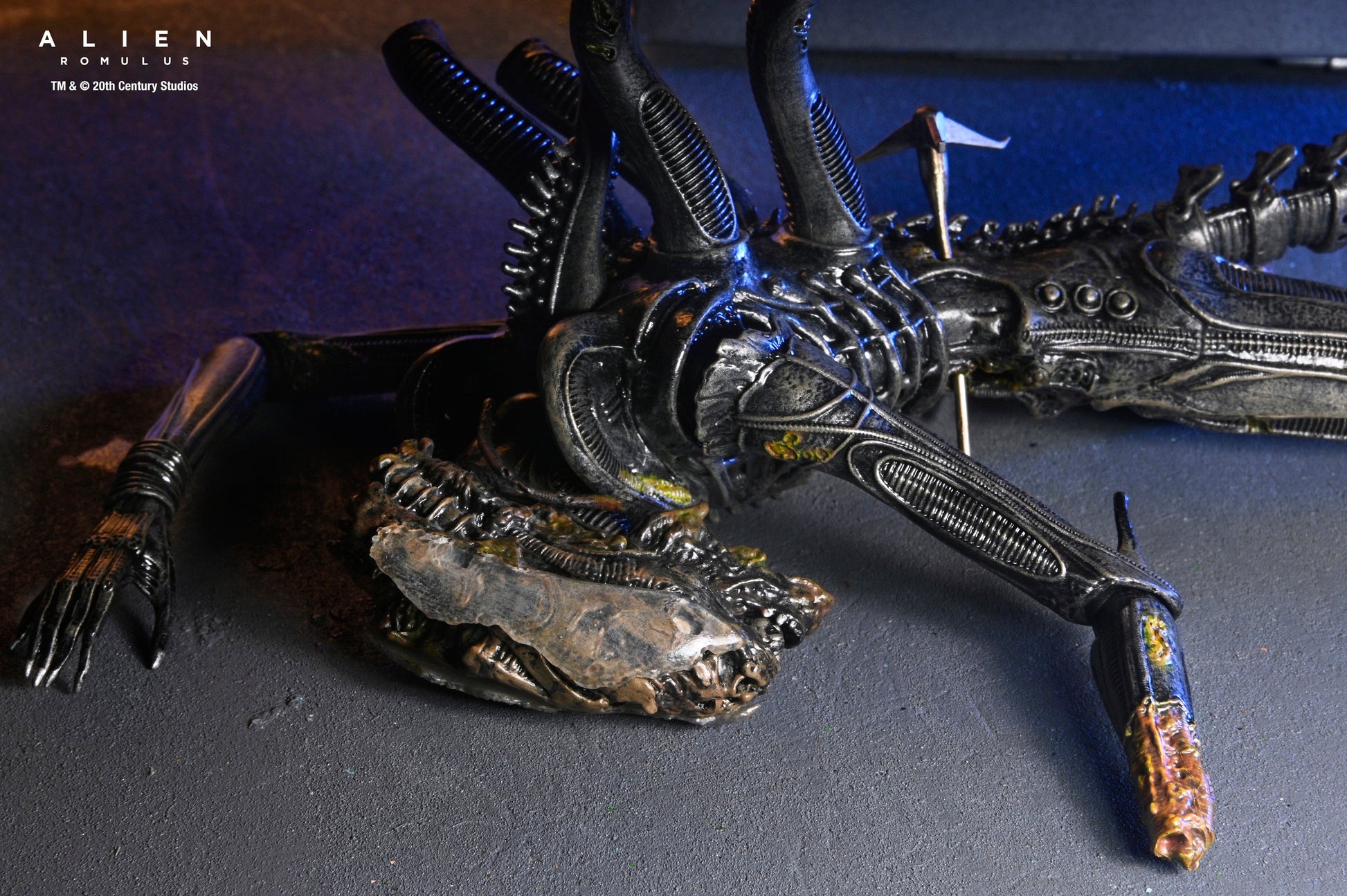 DELUXE SUSPENDED LAB XENOMORPH XX121 SCALE ACTION FIGURA 18 CM ALIEN ROMULUS