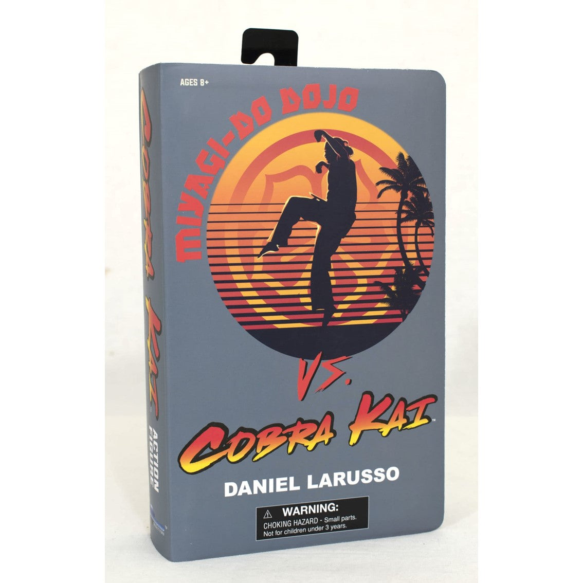 figura-diamond-select-toys-vhs-cobra-kai-daniel-larusso-san-diego-comic-con-sdcc-exclusivo