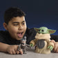 Star Wars: The Mandalorian & Grogu Figura Electrónica Grogu Abrazador & Anzellano 17 cm