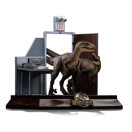 Jurassic Park Estatua 1/10 Art Scale Raptors at the Kitchen's Door 28 cm