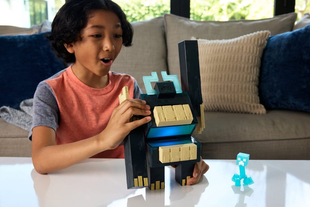 Minecraft Dungeons II Figura con Luz y Sonido Twisted Warden