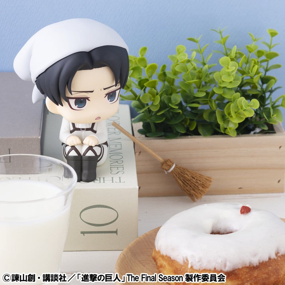Attack on Titan Estatua PVC Look Up Levi Cleaning up Ver. 11 cm