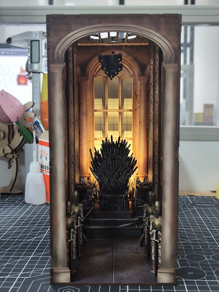 La Casa del Dragón Maqueta Book Nook Tiny Adventures Iron Throne 23 cm