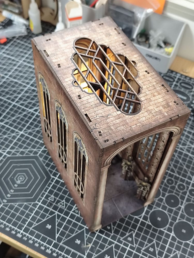 La Casa del Dragón Maqueta Book Nook Tiny Adventures Iron Throne 23 cm